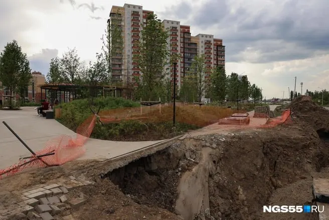 Полгода после благоустройства у арены — вместо ухоженной зоны: ямы, недоделанные участки и брошенные площадки. Фоторепортаж с места.
