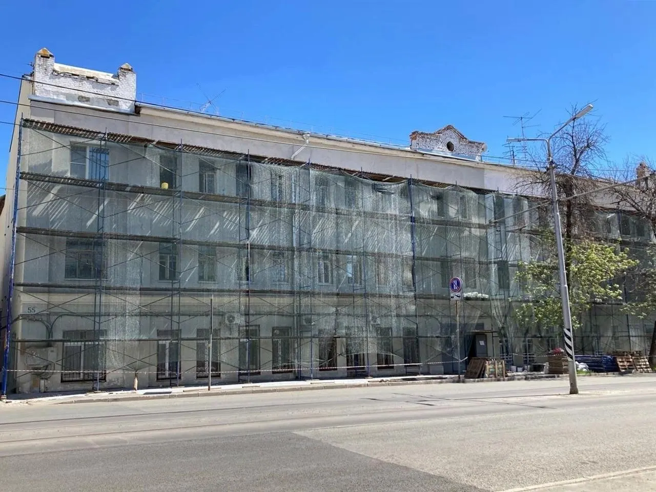 Во время капремонта уникальную кремово‑белую керамическую плитку дома Марии Зуевой замазали раствором. В фонде заявляют, что дом числится как обычный многоквартирный дом. Общественники требуют восстановить исторический облик фасада.