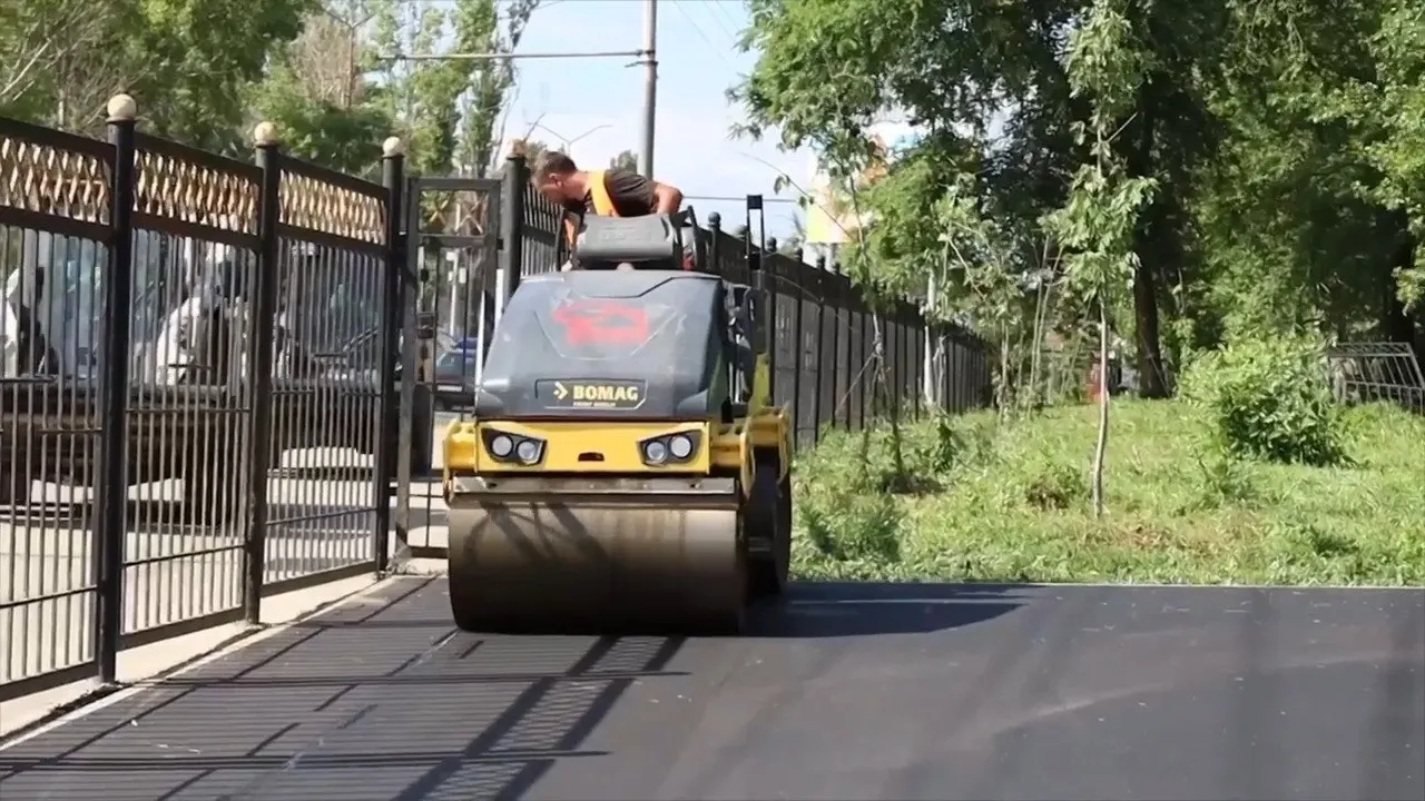 В парке завершают благоустройство: заасфальтируют тротуары, установят архитектурные формы, смонтируют детскую площадку и восстановят систему автополива. Работы ведутся под контролем стройнадзора.