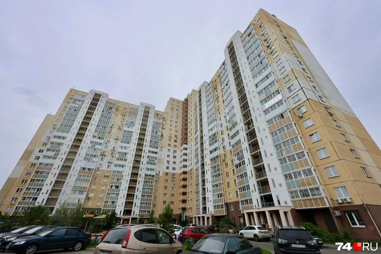 Жители дома «Академ Riverside» на Университетской Набережной, 52 жалуются, что один из двух лифтов сломан, второй часто заедает. Управляющая компания ссылается на нехватку запчастей, а начисления за обслуживание продолжают взимать в полном объёме.