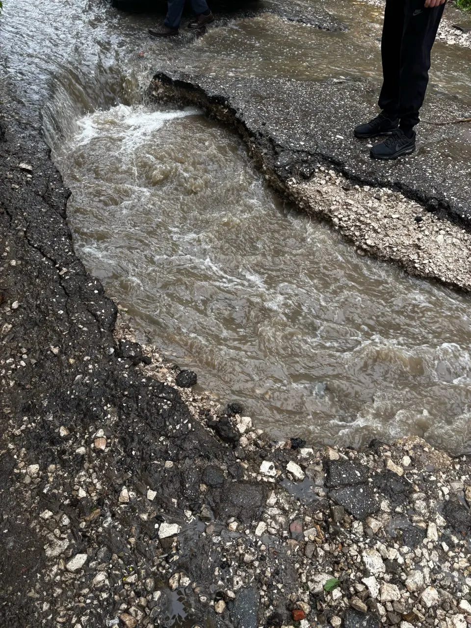 На улице Советской между остановками Карла Маркса и Черемшанской вода размыла проезжую часть: очевидцы сообщают о нескольких перевернувшихся автомобилях.