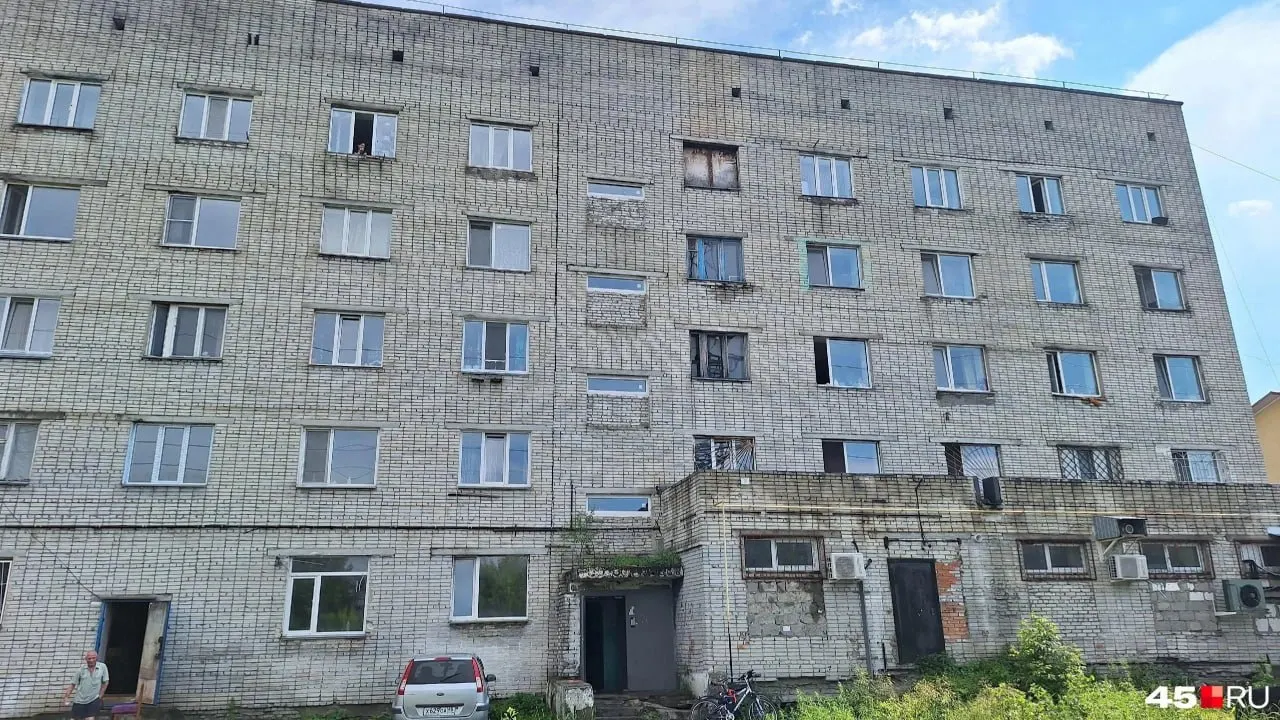 В Кургане проверили общежитие на ул. Бажова, 67: выявлены нарушения в содержании кровли и системе электроснабжения, материалы направлены в городскую прокуратуру.