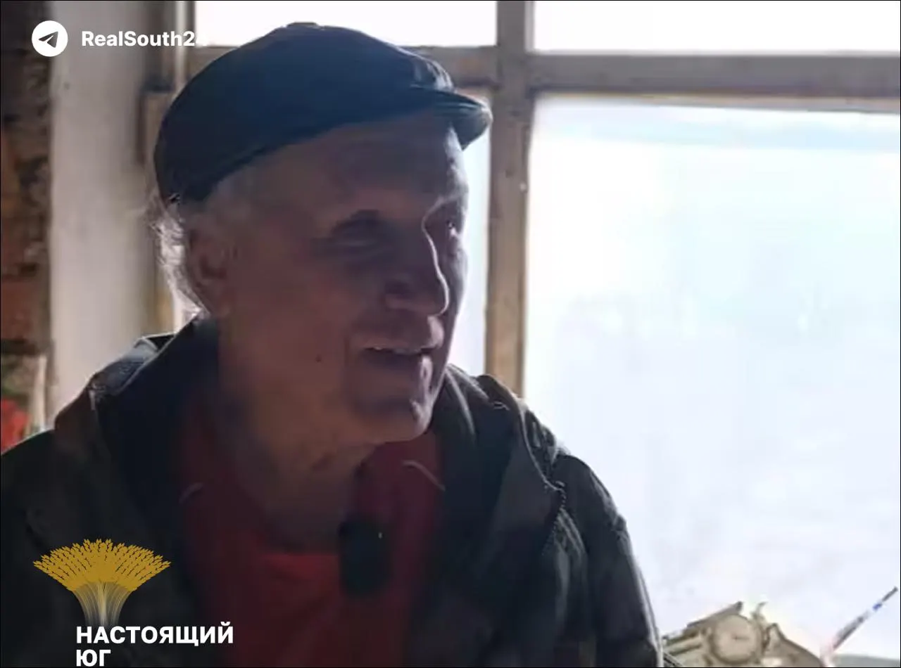 Пенсионер из хутора Паркшеев несколько лет пытается оформить дом, чтобы провести газ. Из‑за расположения участка на стыке трёх районов чиновники перекладывают ответственность, а суды и прокуратура не решают проблему.
