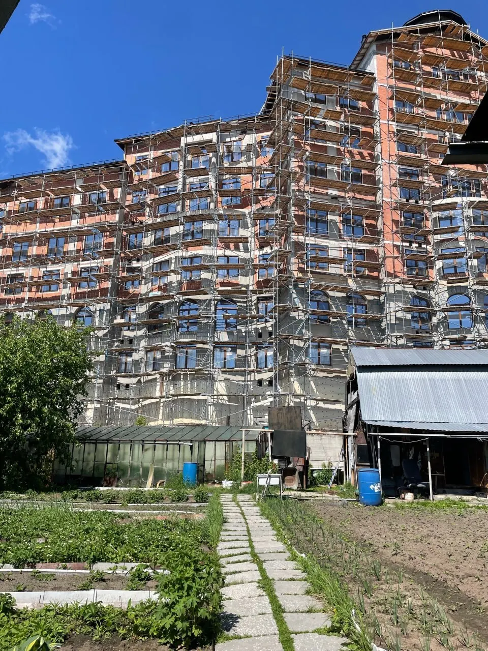 Соседи стройплощадки на Красноармейской остаются без водоснабжения после того, как при прокладке канализации повредили частный водопровод. Работы выполняет сторонняя организация; восстановлением должен заняться виновник инцидента.