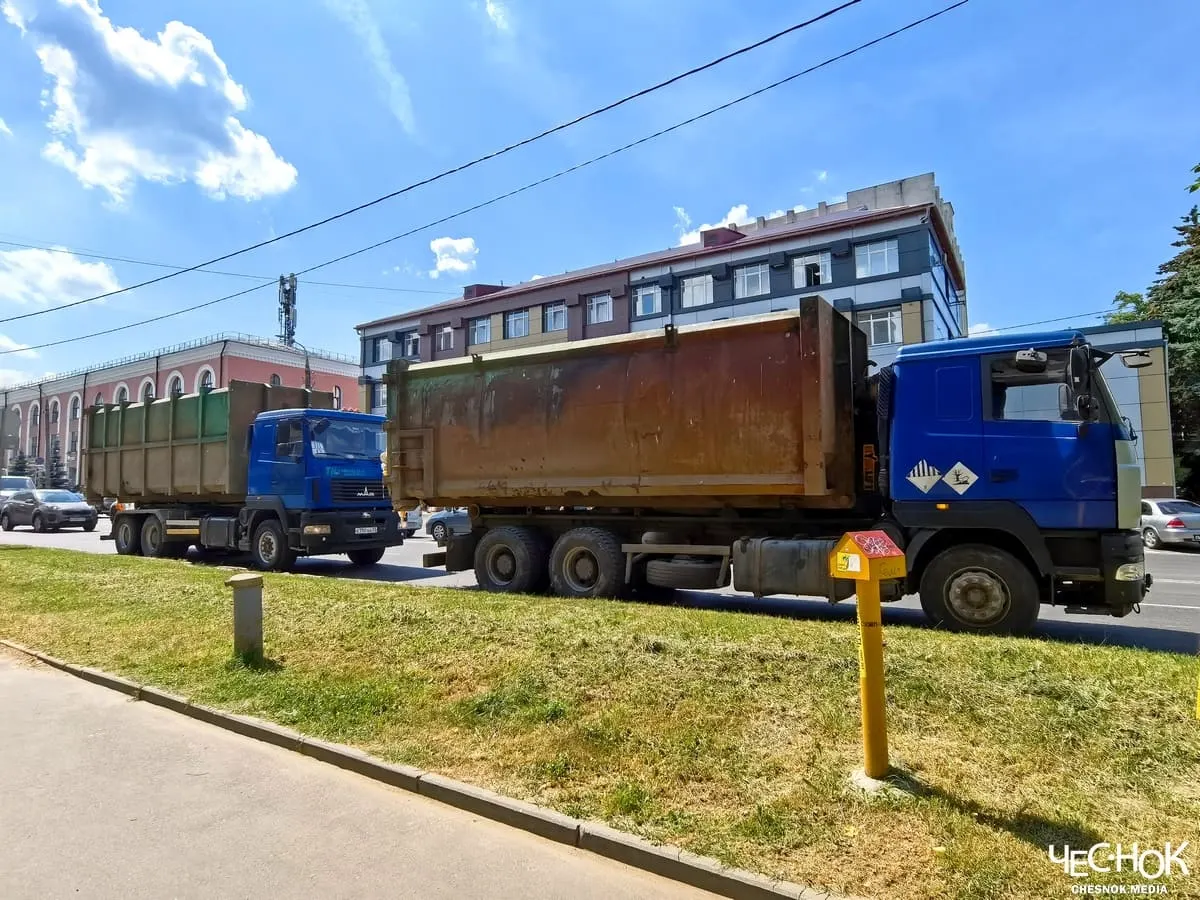 Владимирские водители мусоровозов остановили технику у офиса областного Министерства природопользования после сокращения времени приёма отходов на Марьинском полигоне: на станции накопились десятки переполненных бункеров, власти пообещали проверить работу регоператора.