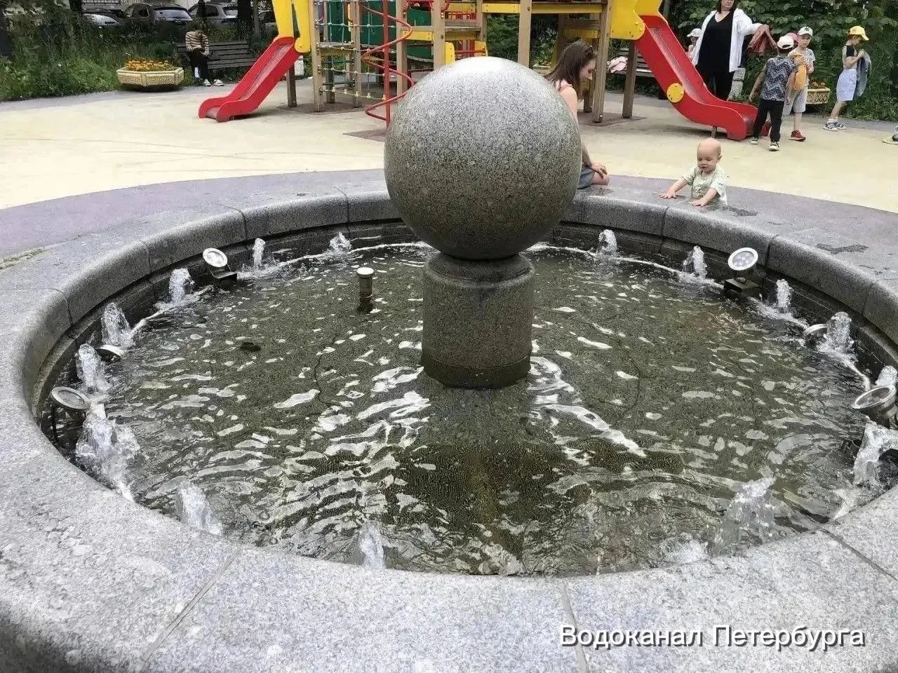 Неизвестные украли несколько водных насадок у городского фонтана на Севастьянова. «Водоканал» готовит заявление в полицию — пока оборудование не восстановят, фонтан будет работать не в полную силу. Это уже второй год подряд подобных краж.