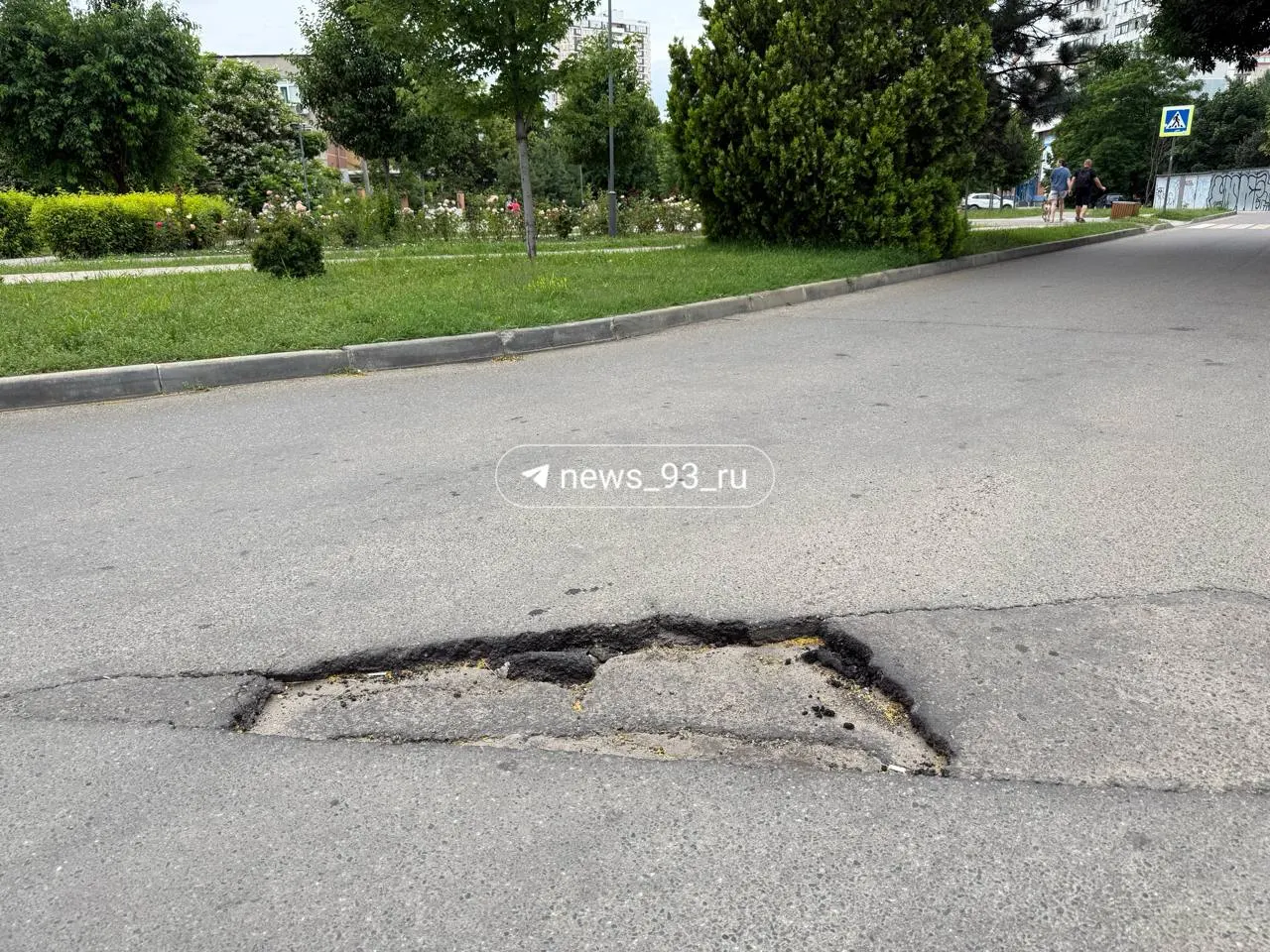 Первый месяц лета почти прошёл, а во дворах Краснодара после зимы всё ещё остались глубокие ямы и многочисленные латки — в том числе на дороге вдоль Школьного бульвара в ЮМР рядом со школами.