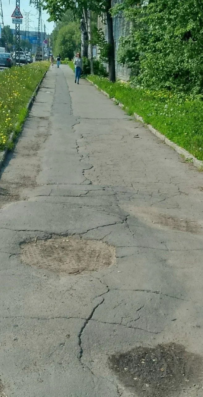 Пешеходная дорожка на участке от Краснофлотской до Мелентьевой покрыта ямами и трещинами — местные жители жалуются на опасный маршрут для колясок и пожилых людей.