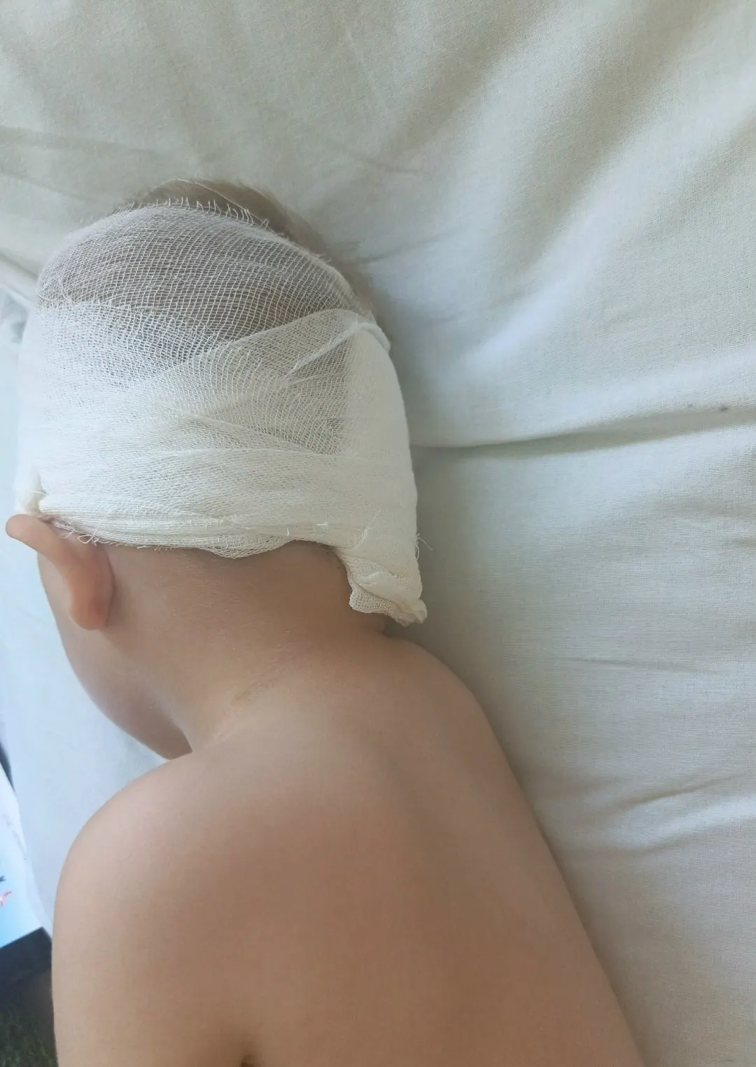 В посёлке Елшняги калитка, висевшая на одной петле, сорвалась и упала на играющего ребёнка. Следственные органы возбудили уголовное дело о предоставлении небезопасных услуг.