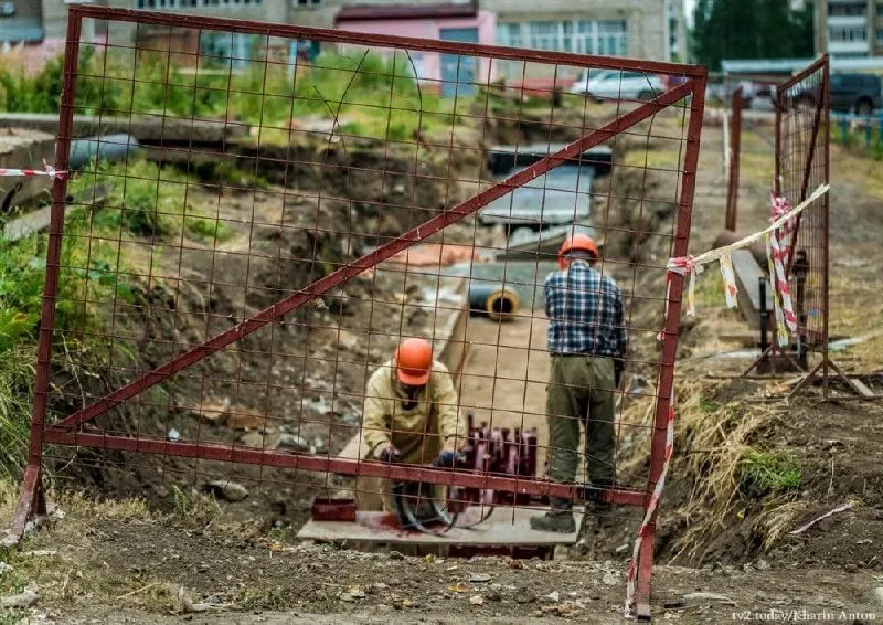 Летом 2026 года в Томске заменят 4,6 км сетей водоснабжения. Основные перекладки пройдут на нескольких улицах города, общий бюджет работ — 274 млн рублей; 2,2 км — капитальный ремонт. Применят бестраншейные технологии и модернизируют насосные станции.