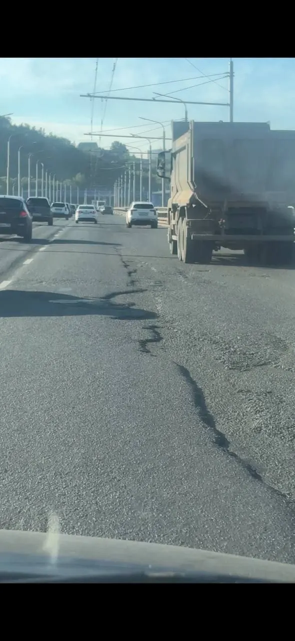 Затонский мост в&nbsp;Уфе&nbsp;в&nbsp;аварийном состоянии: ямы, колея и&nbsp;торчащие шпалы