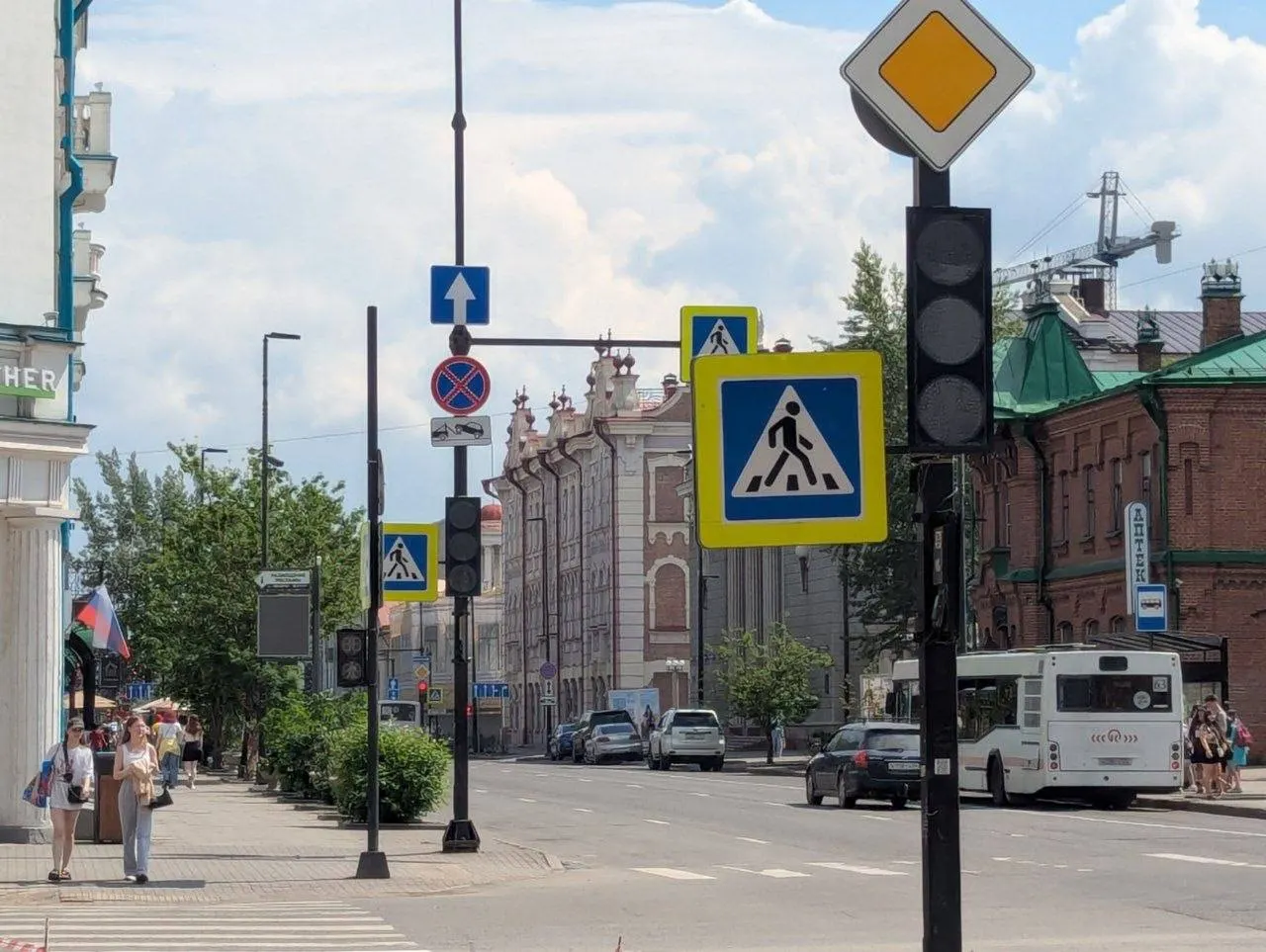 Авария оставила без света центральные улицы Красноярска: не работают дома и светофоры, хотя в отдельных зданиях электроснабжение сохранилось.