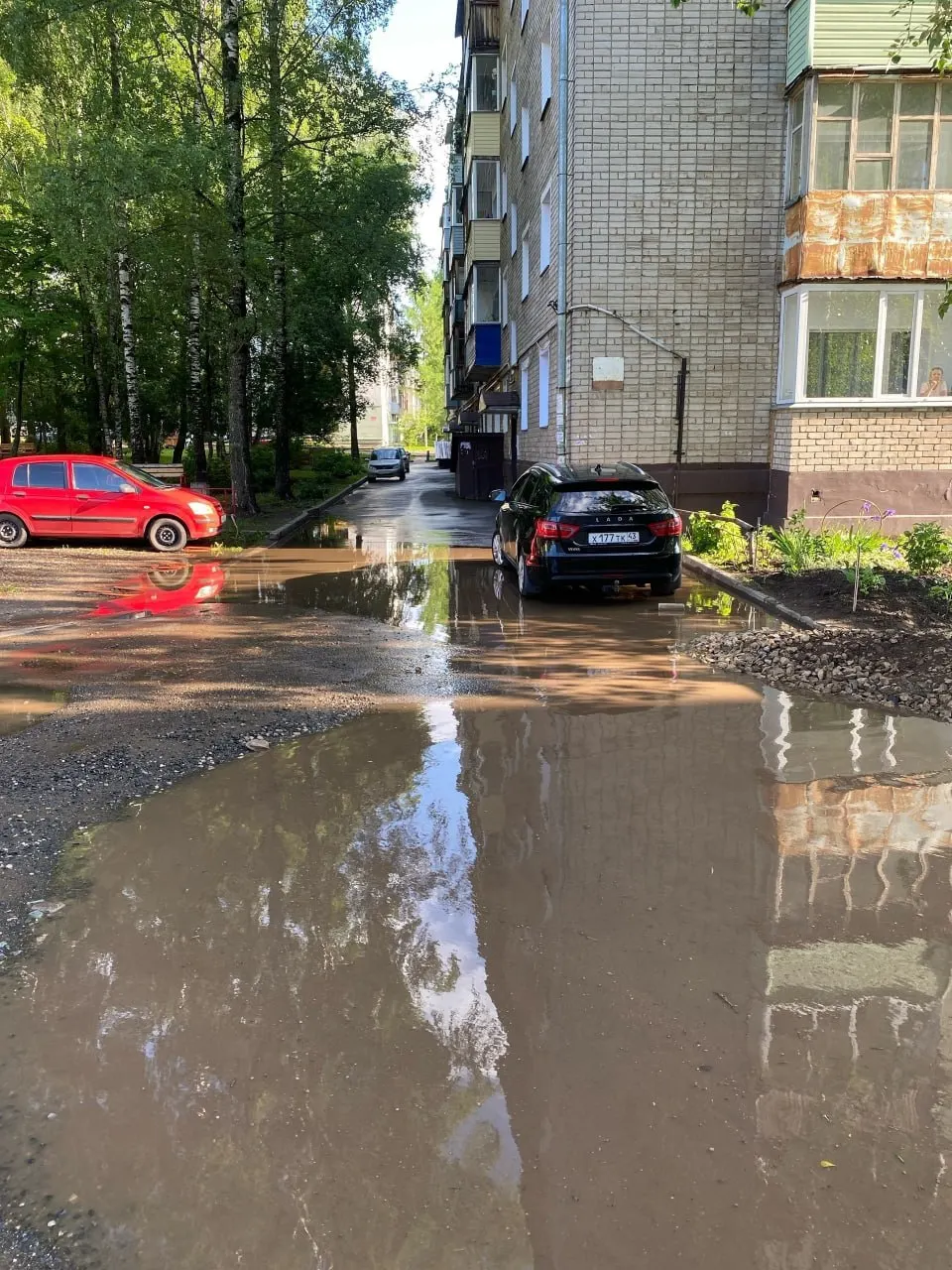 Жители домов на Сурикова, 13б, и Попова, 14а и 14б жалуются: после дождя во дворах образуются большие лужи, пройти или проехать нельзя, а за ремонт дороги указывают на самих жильцов.