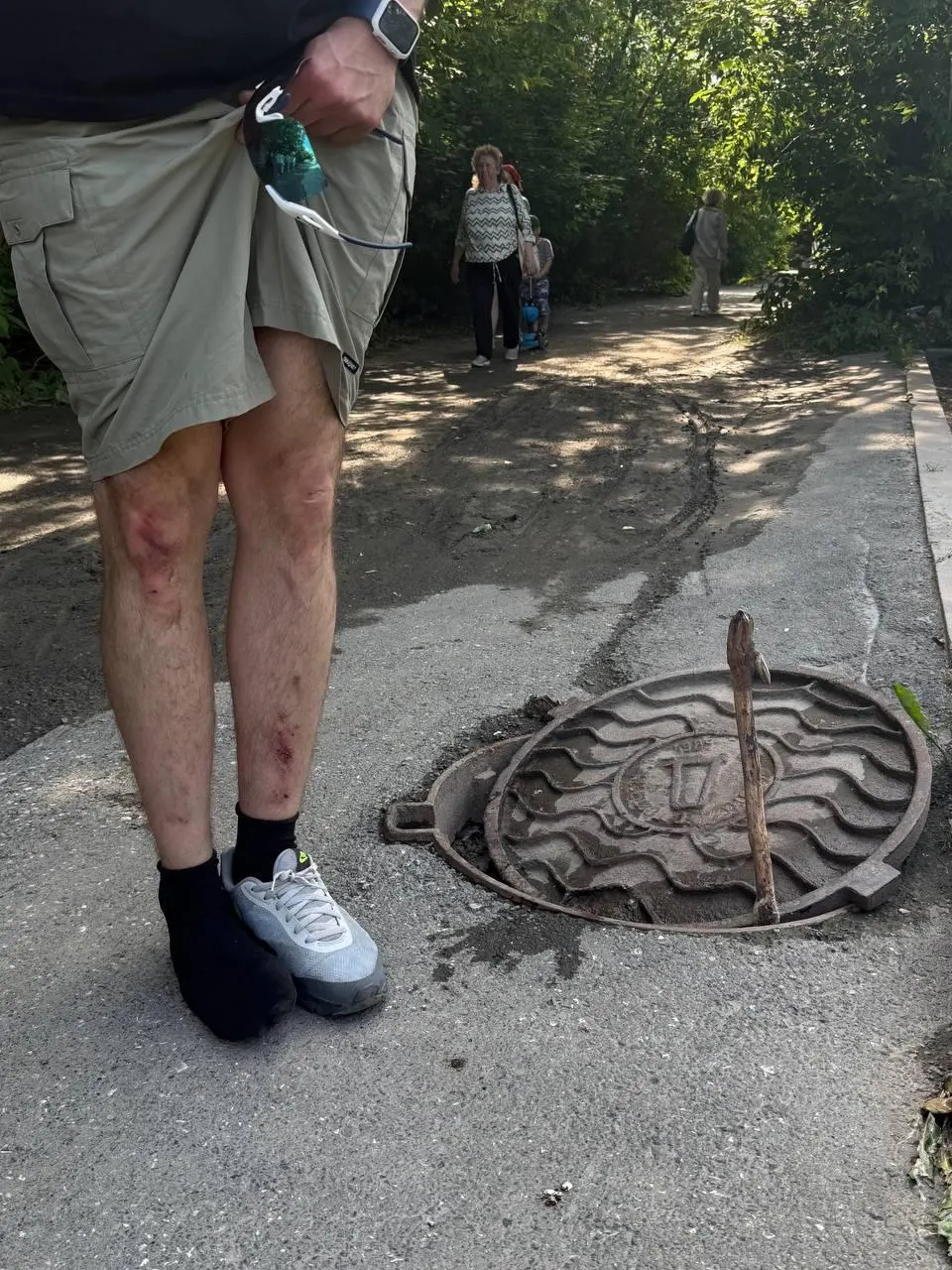 Мужчина наступил на провалившуюся крышку люка, удержался за край тротуара и выбрался с ушибами; люк закреплён за МБУ «ВОИС», у организации были аналогичные инциденты и штрафы.