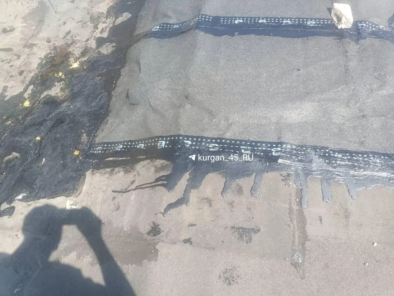В общежитии на Бажова засыпали место протечки пенопластом, накрыли рубероидом и заделали гудроном; жители считают, что ремонт временный, электричество вернули после того, как жильцы сами заплатили электрикам.