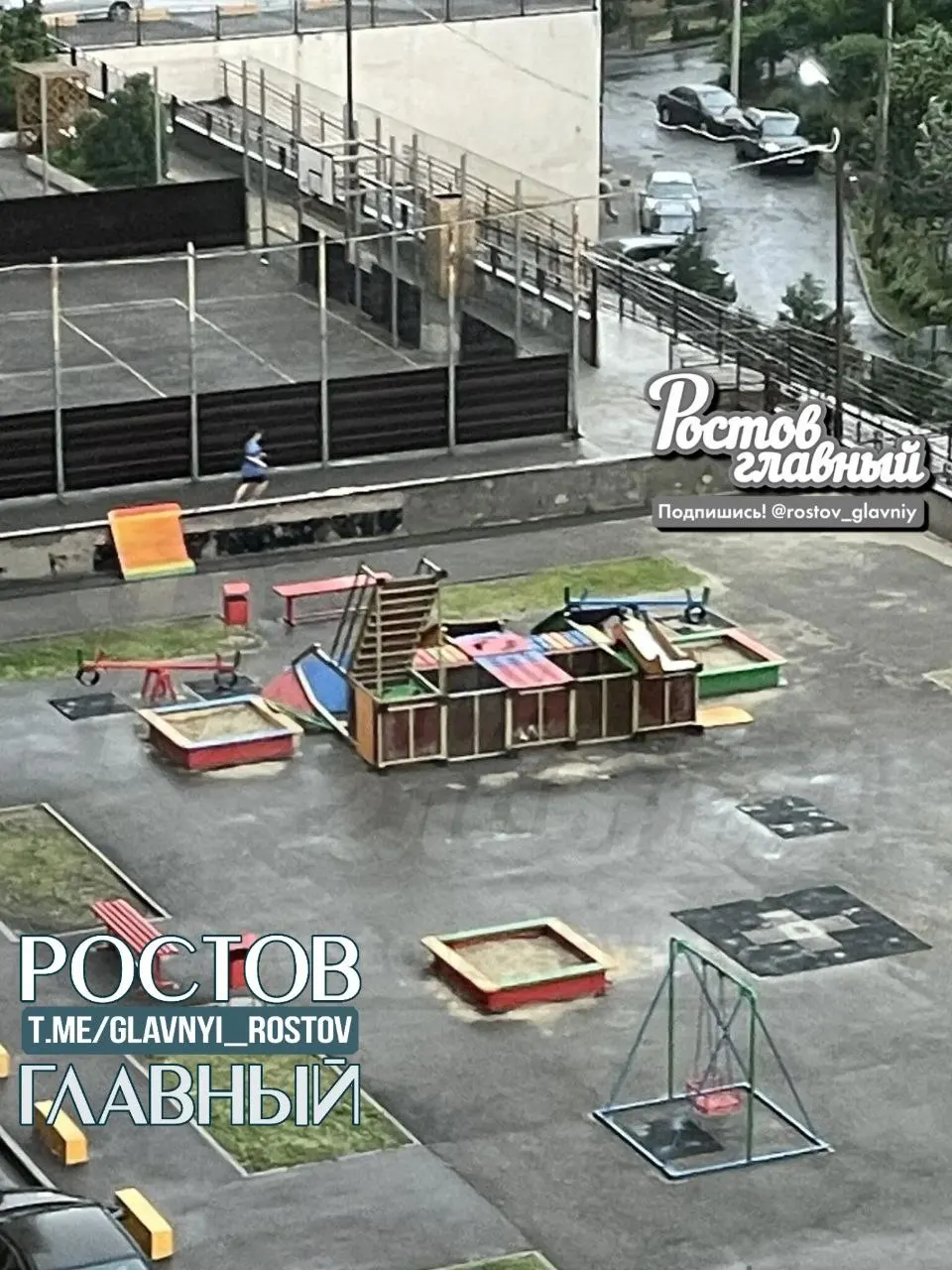 В жилом комплексе «Звёздный» порыв ветра опрокинул детскую горку. В районе 2-й Пятилетки зафиксирована деформация асфальта.