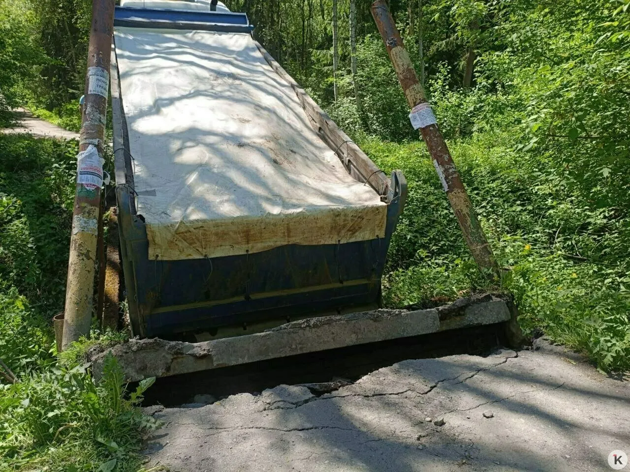Полноценную дорогу по существующему маршруту не построят — участок в лесном фонде. Сломанный мост через Калининградский отводной канал не в лесфонде; садоводство готово отремонтировать его при поддержке администрации.