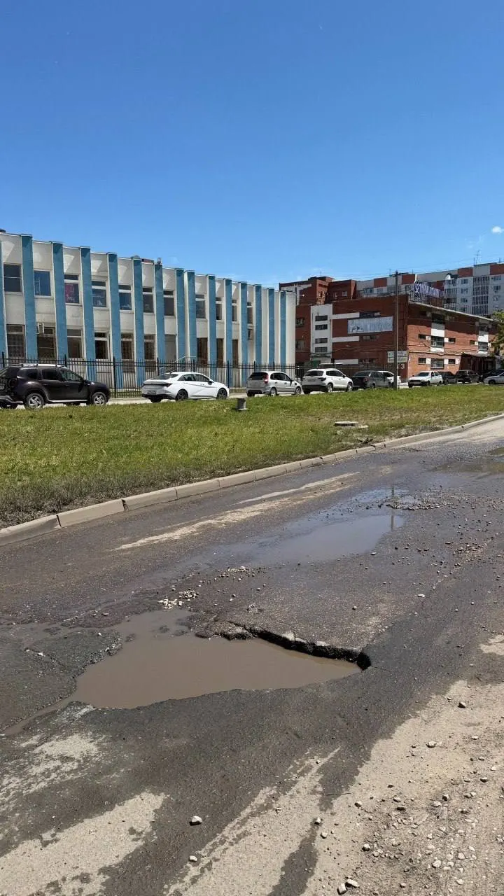 Участок дороги от Стара‑Загоры до Московского шоссе после обновления прослужил меньше года: в 2025‑м потребовались повторные работы, а в 2026‑м дефекты засыпали асфальтовой крошкой, которая размывается дождями.