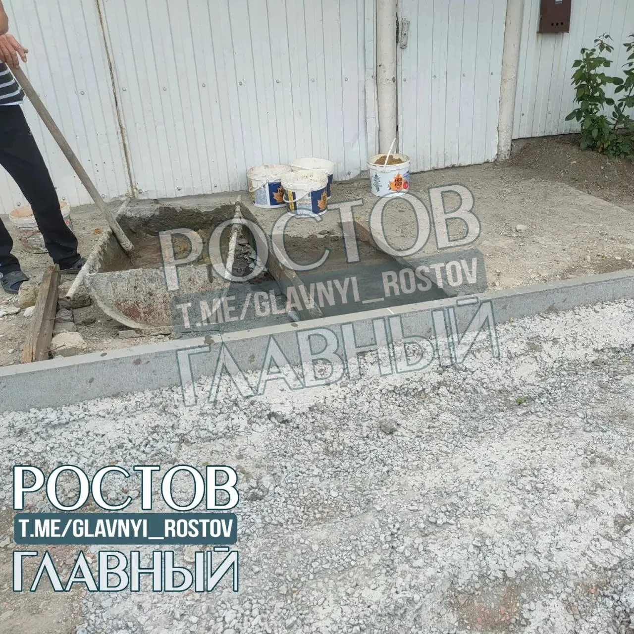При обустройстве тротуара в станице Тацинская образовался высокий порог (20–30 см): жители не могут заехать в свои дворы, а ливневой канализации нет.