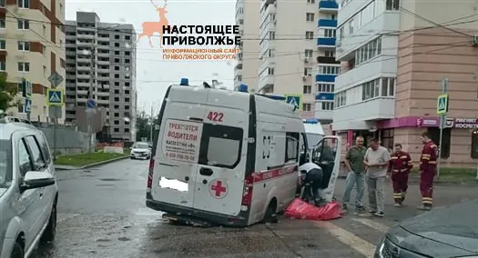Днем 17 июня на улице Печерской скорая попыталась объехать ограждение, асфальт под колесами просел — автомобиль застрял, для эвакуации потребовалась спецтехника.