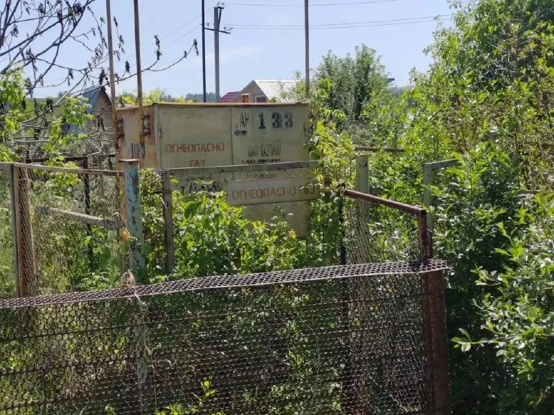 Жители Казённой Заимки обеспокоены, что неубранная и не обслуживаемая с 2020 года газовая установка на улице Садовой, 15, заросшая травой и сухими ветками и расположенная примерно в 30 метрах от домов, может представлять пожарную и бытовую опасность.