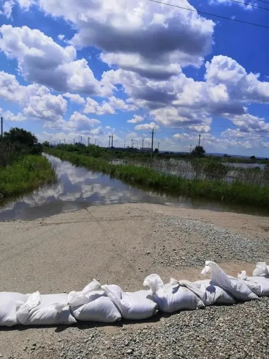 Из‑за прорыва дамбы вода идёт по разрыву у хутора Западный и приближается к хутору Урма и селу Гвардейское. В районе введён режим ЧС, подтоплено тысячи гектаров сельхозугодий, часть посевов уничтожена.