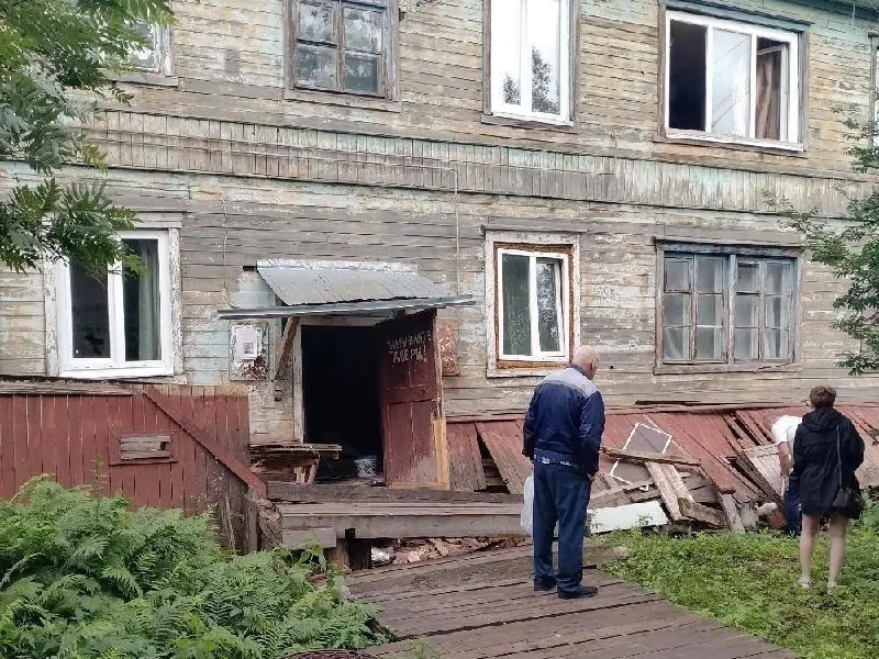 Здание, не признанное аварийным, сместилось со свай. После обследования специалисты сочли дом пригодным для проживания, жильцам предложат новое жильё или компенсацию в рамках КРТ.