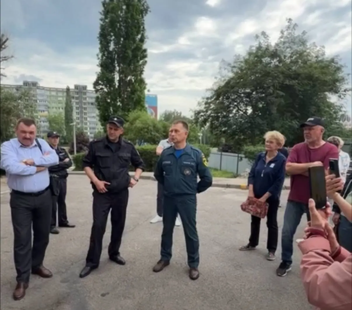 В доме на Московском проспекте остаются около 25 семей: им уже несколько недель отключают воду, а теперь планируют полностью обесточить здание — жителей уведомили постановлением администрации, но вместо диалога приехала полиция.