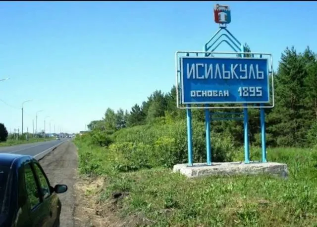 В 16 населённых пунктах Исилькульского района свыше 29 тыс. человек остаются без стабильного водоснабжения уже более трёх недель — график подачи не выполняется, жители жалуются на сокращение подвоза воды и отсутствие информации от властей.