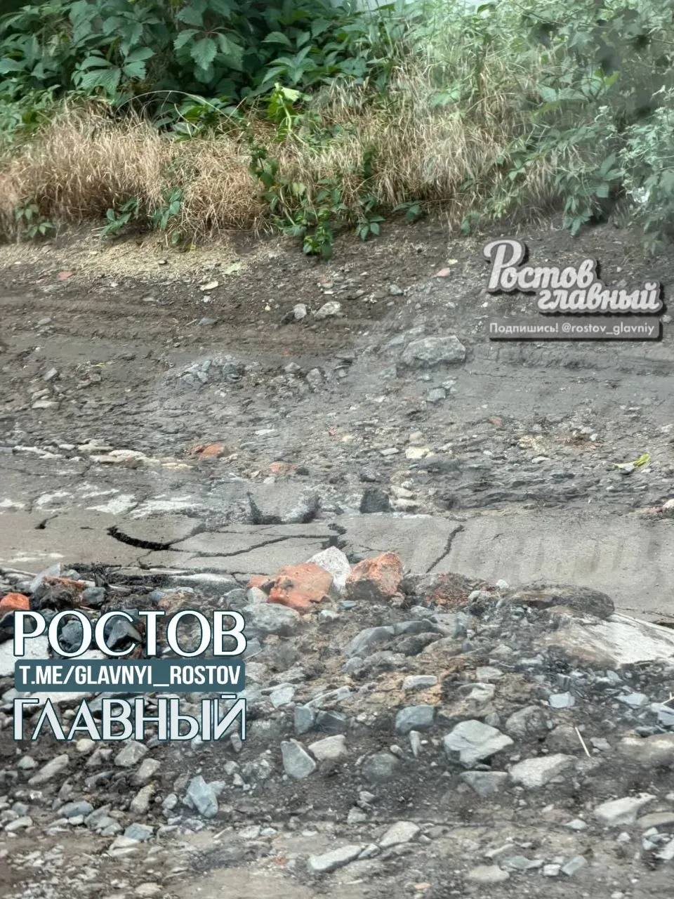 Местные сообщают о глубоких выбоинах на бульваре Комарова у дома №80 по ул. Вавилова: отдельные ямы достигают 20 см в глубину и 60 см в ширину. По словам жителей, обращения не дали результата.