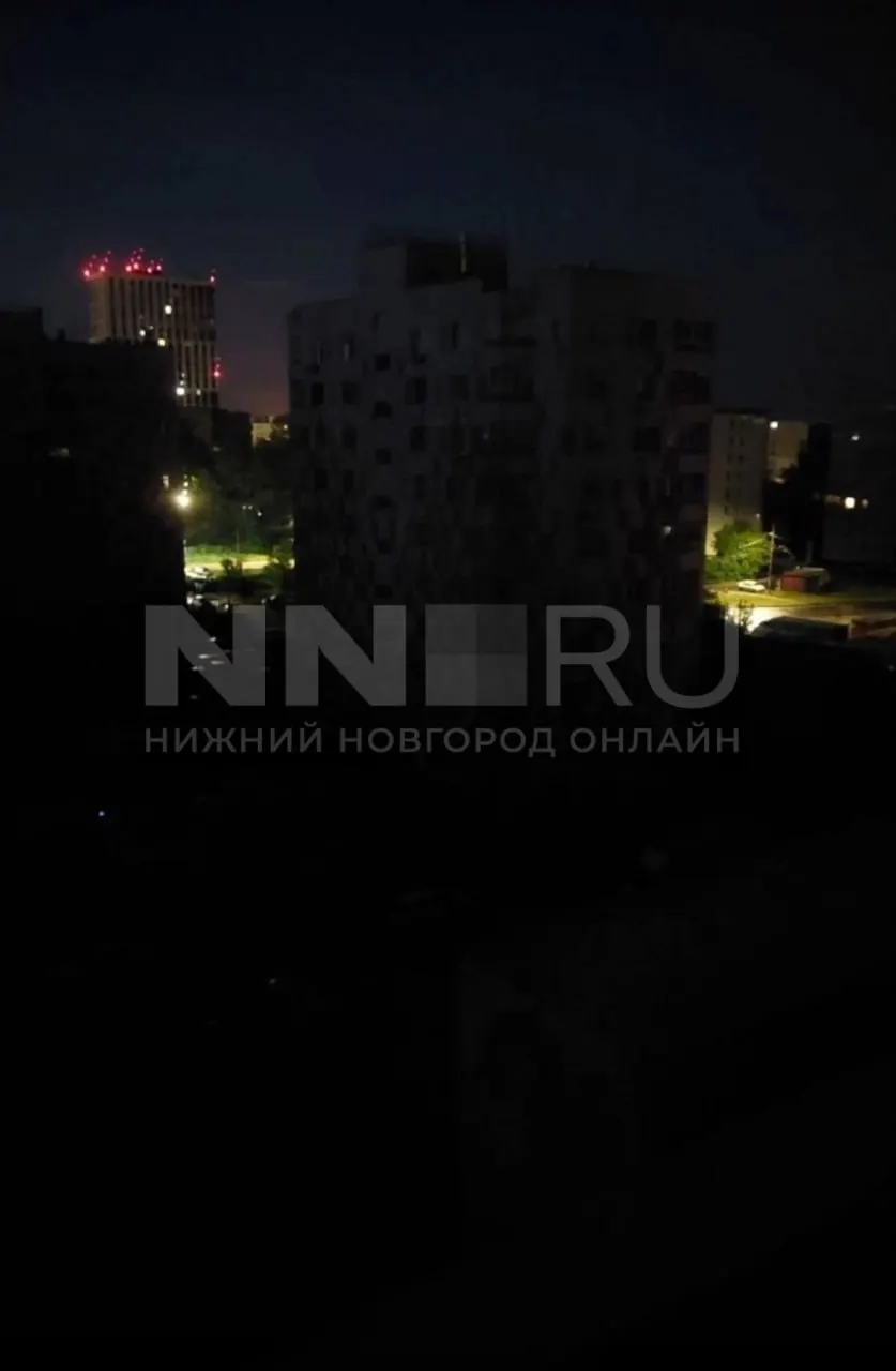 В домах ЖК «Спутник» на Автозаводе с апреля регулярно происходят отключения электроэнергии. Жильцы жалуются на отсутствие внятных объяснений: сообщают о повреждении силового кабеля, при этом резервный кабель также находится в ремонте.