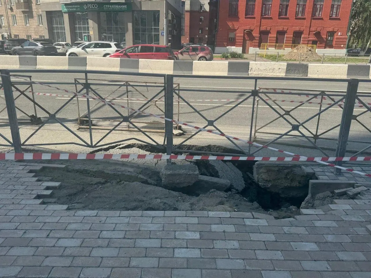 На улице Кондратюка в центре Новосибирска уже месяц остаётся провал в тротуаре: городской службы не смогли определить ответственного и когда будет выполнен полноценный ремонт.