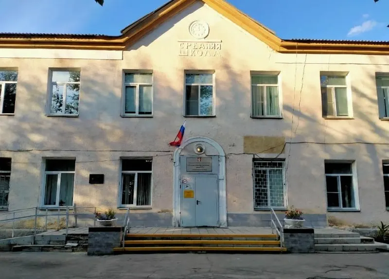 Школу №9 в Копейске закрыли — здание признано аварийным. Родителям сообщили о закрытии, но планы по переводу учеников пока не определены. Жители опасаются перегрузки других школ, сдвига смен и проблем с транспортом.