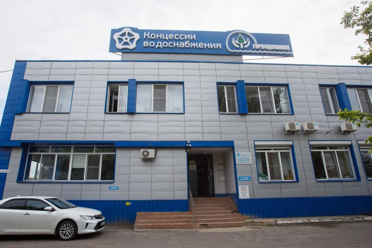 Волгоградские улицы оказались подтоплены: жители сообщают, что вода идет из района улицы Пархоменко в коллектор ливневой канализации на улице 7-й Гвардейской.