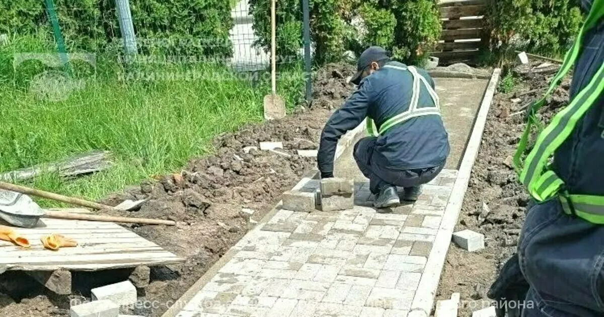 В Зеленоградске выложили плиткой дорожку, протоптанную жителями от новостроек к спорткомплексу «Янтарь». Муниципалитет отметил, что новое покрытие делает путь удобным и безопасным в любую погоду.