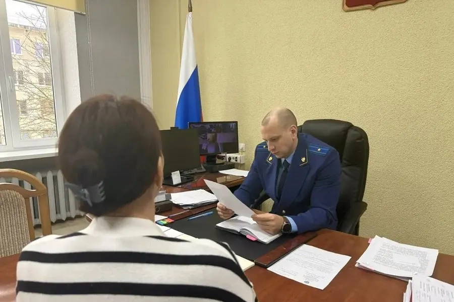 Надзорное ведомство обратилось в суд после падения женщины на 2-м Дачном переулке: прокуратура требует компенсацию морального вреда с организации, отвечающей за содержание дорожного покрытия.