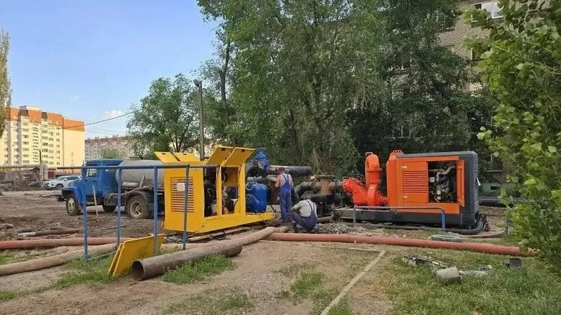 В Энгельсе ведутся работы по восстановлению коллектора после обрушения: проложен новый участок, готовят переподключение. Уровень стоков в общественных зонах и подвалах заметно снизился, окончательная откачка и дезинфекция возможны после переподключения.