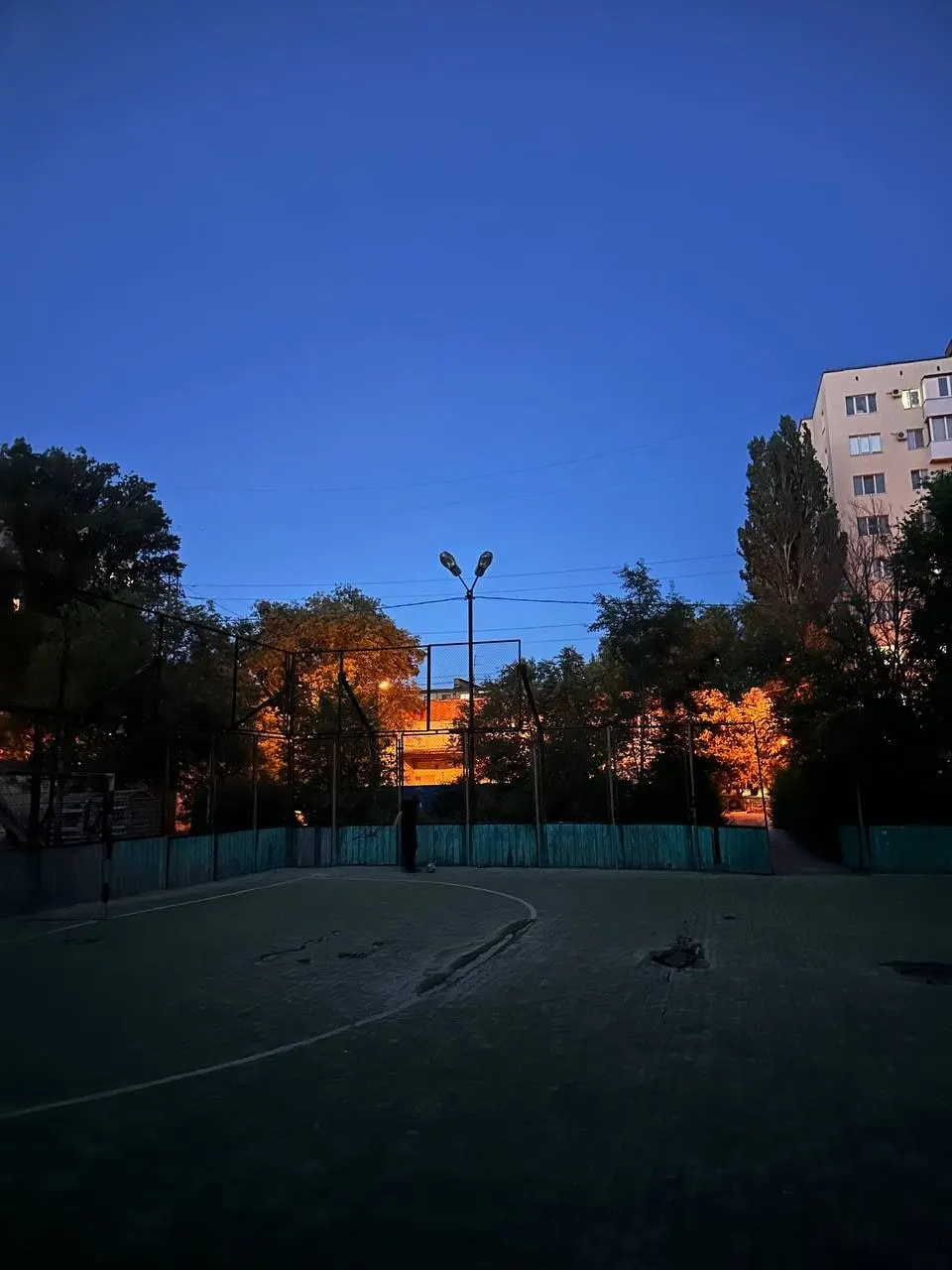 Спортплощадка во дворе многоквартирных домов пользуется спросом у детей и взрослых. Жители жалуются на отключённый свет и просят управляющую компанию восстановить освещение.