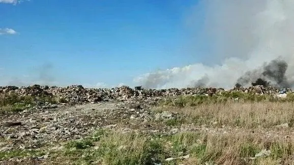В Калачинске и Кормиловском районе продолжаются пожары на свалках. Тление идёт глубоко в слоях отходов, из‑за чего обычная заливка водой малоэффективна; власти советуют ограничить пребывание на улице и закрывать окна.