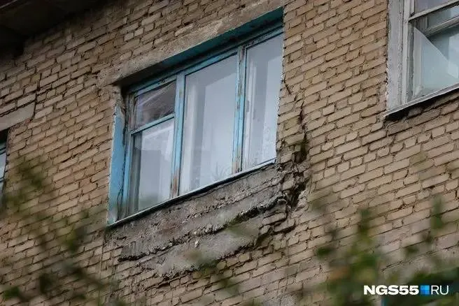 В Омске два дома в Октябрьском и Советском округах признали аварийными: двухэтажный дом в посёлке Волжский, 3 и трёхэтажка на ул. Энергетиков, 31 подлежат сносу, расселение жильцов запланировано до 31 декабря 2033 года.