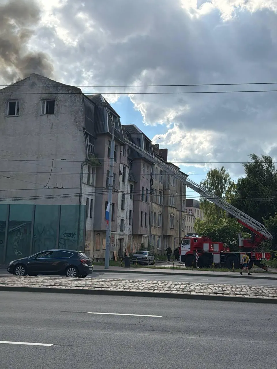 Днём 12 июня в расселённом доме на Рижской вспыхнул пожар: горела крыша на площади около 200 м². Пожар потушили, пострадавших нет, причины устанавливают дознаватели.