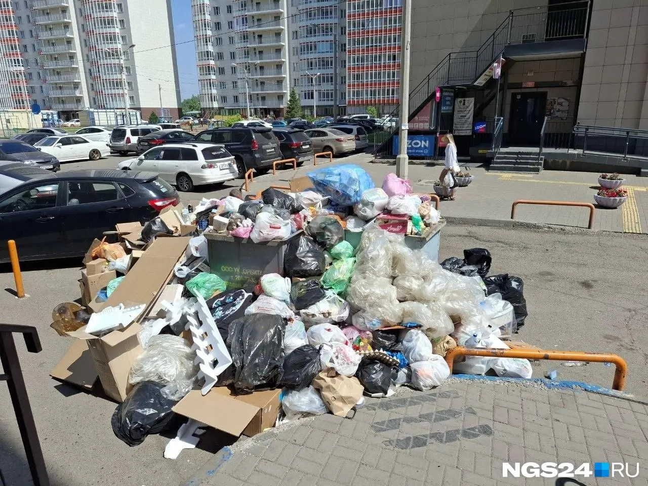 Жители рассказали о переполненных контейнерах, горах мусора и крысах во дворах Красноярска. Собрали жалобы и фото — показываем проблемные точки.