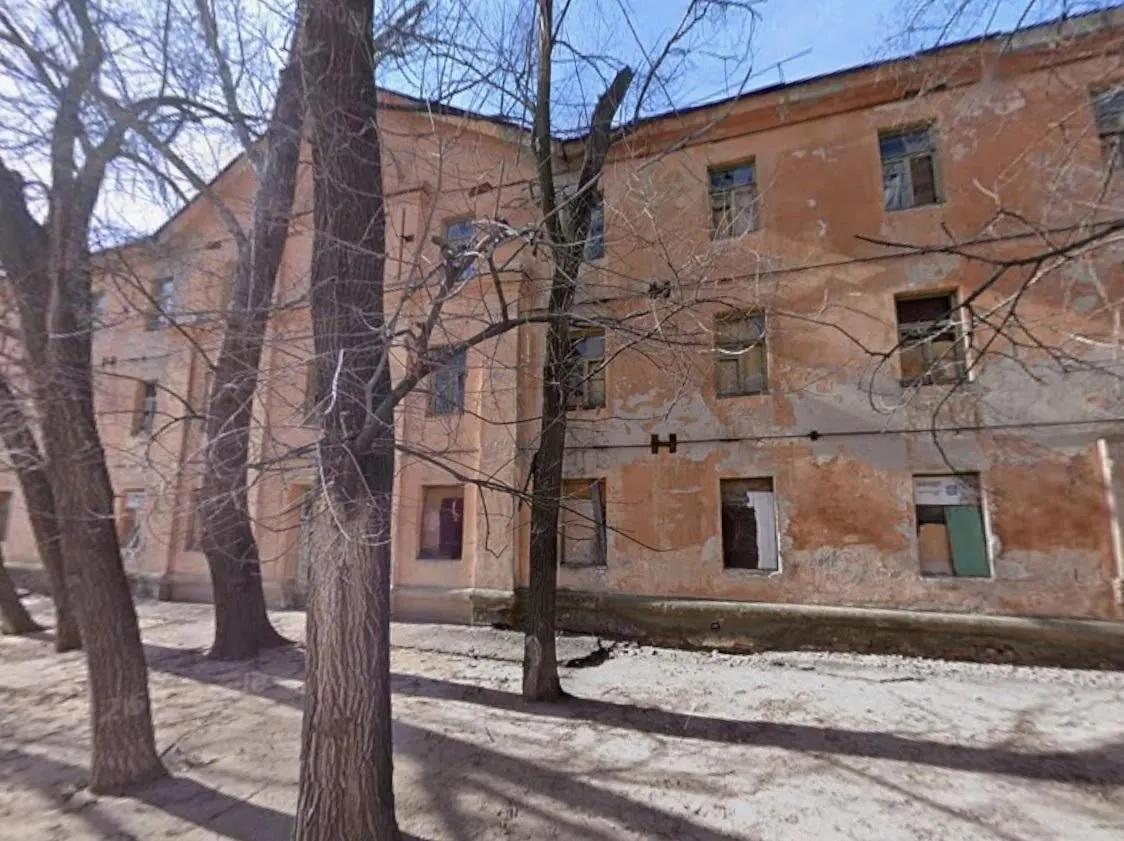 Трёхэтажное аварийное общежитие площадью 1662 м² выставили за 7 млн рублей. Продавец отмечает, что зданию необходим либо капитальный ремонт, либо снос; на месте планируют строительство девятиэтажного двухподъездного дома.