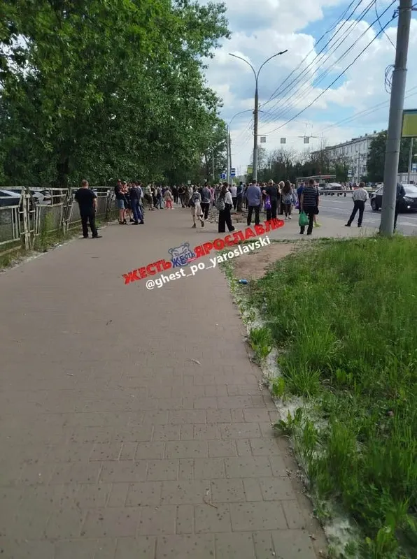 Павильон остановки около Моторного завода отсутствует несколько месяцев: пассажиры стоят под открытым небом, на месте нет урн, в мэрии говорят о закупке новых павильонов после окончания срока контракта.
