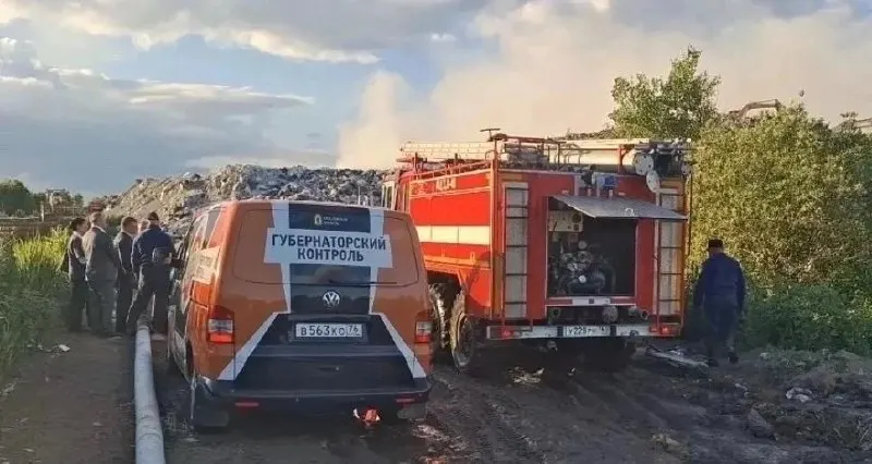 На полигоне в Ростовском округе Ярославской области работают цистерны, экскаваторы и бульдозеры; потоки отходов перераспределены на соседние полигоны.