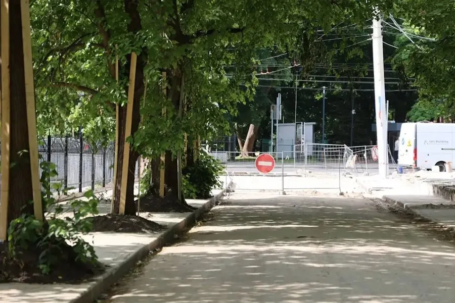 Проезд между улицей Театральной и проспектом Мира в Калининграде привели в порядок, но у него ещё нет официального наименования — предложенные варианты рассмотрят горсовет и топонимическая комиссия.