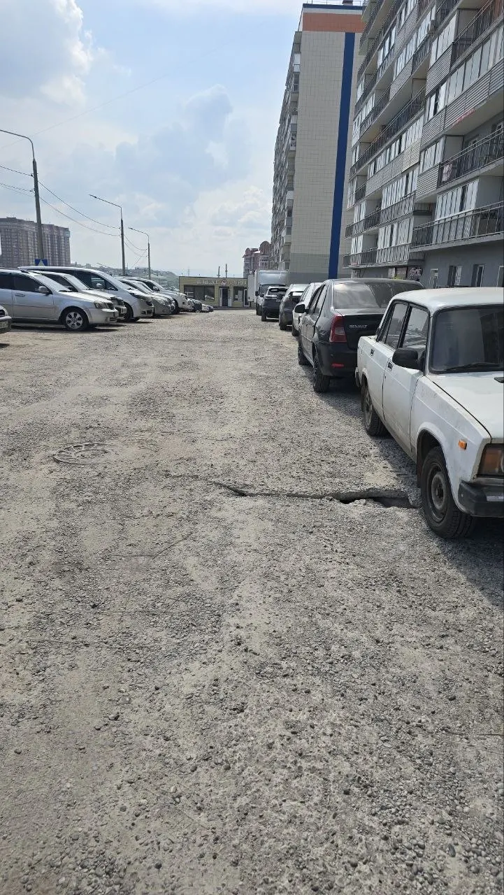 Возле дома №26б на улице 60 лет Образования СССР обнаружили новый провал в бетонном дорожном покрытии — участок разрушен, жители просят оперативного вмешательства коммунальных служб.