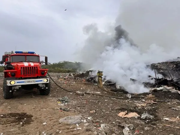 На полигоне в селе Нижний Саянтуй в ночь на 20 июня произошёл пожар. Региональный оператор приостановил приём отходов, огонь подошёл к пригородным посёлкам.