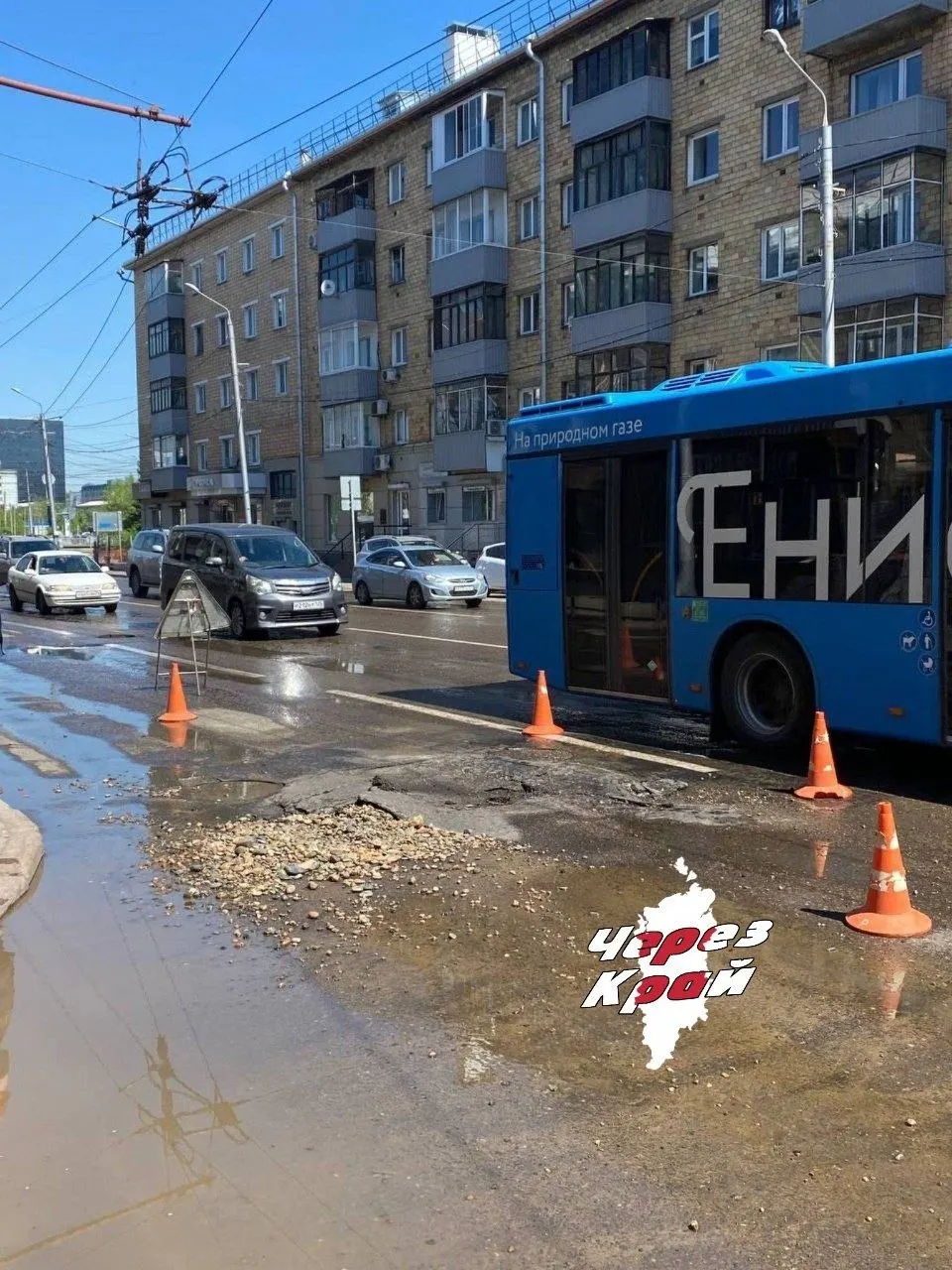 Асфальт провалился у люка на Профсоюзов, участок от перекрёстка с Ленина до Музтеатра затоплен — движение частично ограничено.