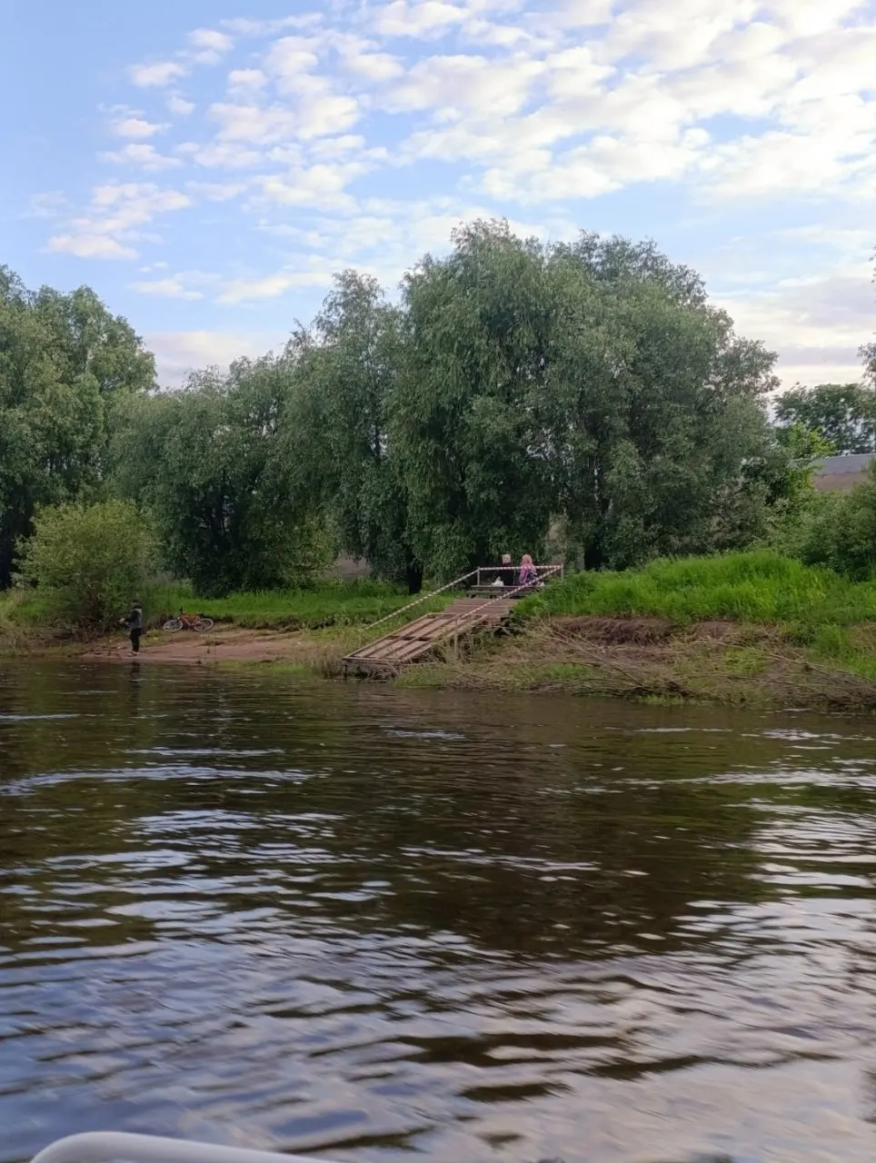 Спуски к воде, благоустроенные в 2024 году по проекту «Сарапульские острова», разрушились после одного сезона. Градоначальник винит реку и обещает восстановить набережную.